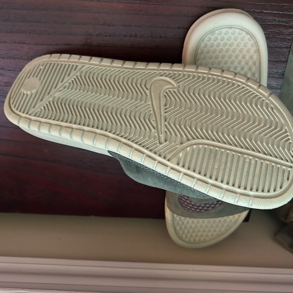 NIKE Slides - Picture 2 of 4
